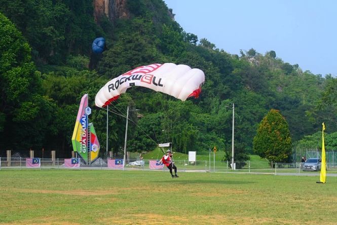 Gua Damai International Base Jump 2026 kembali gegarkan Selayang