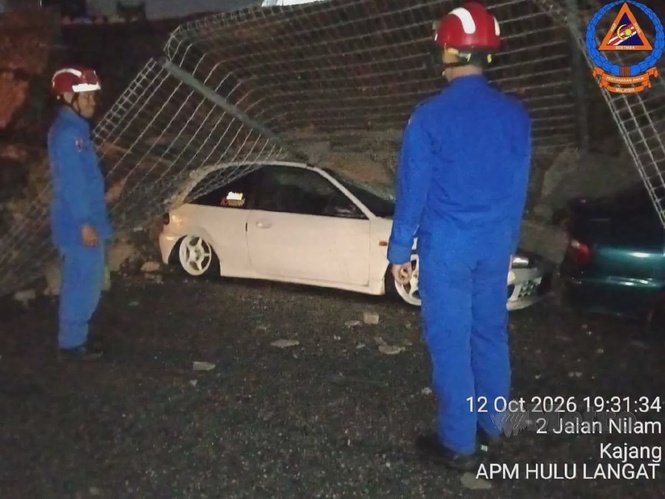 Enam kenderaan tertimbus dalam kejadian tanah runtuh di Kajang