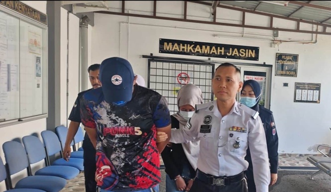 Image from: Padah Aksi Meriba Dalam Bas, Bekas Pemandu Dan Kekasih Didakwa Di Mahkamah