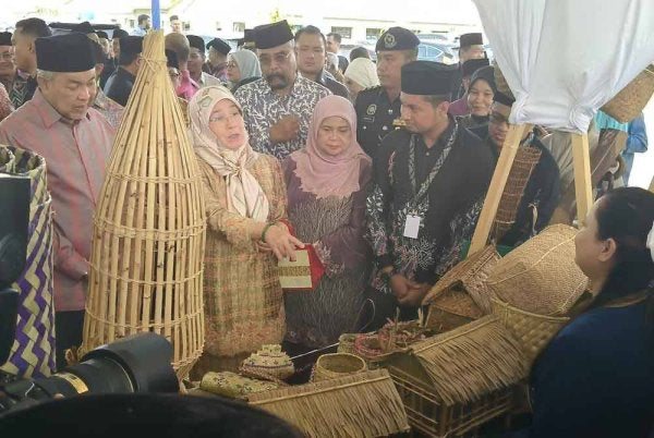 Image from: Tunku Azizah Tawar Orang Asli Kampung Sungai Cot Tinggal Di Tanah Milik Baginda