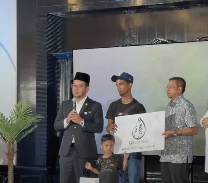 Image from: Rezeki tak salah alamat, Menteri Agama taja pakej umrah buat Abang Minyak Hitam Jalanan