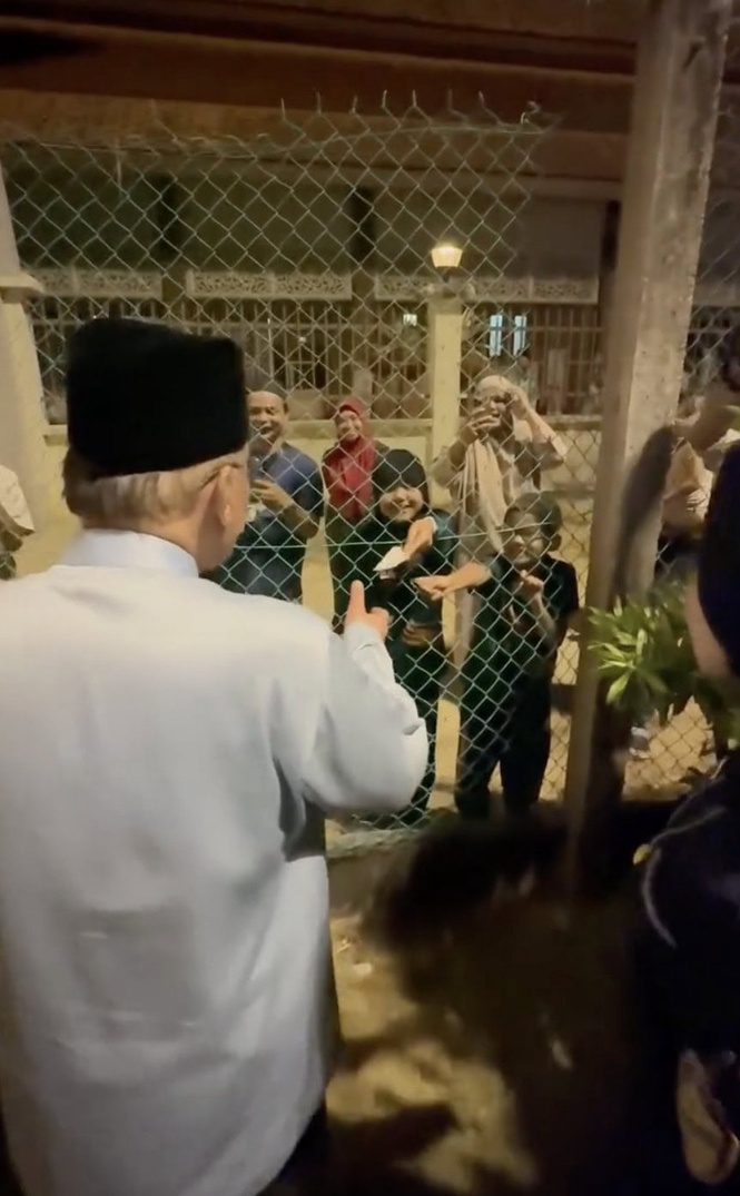 Image from: Dapat RM7! PM Anwar tersentuh terima duit raya dari kanak-kanak -“Tanda kasih…”