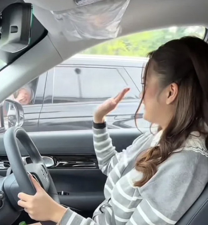 Image from: Leona tegur aksi bahaya kejar di jalan raya, netizen kata: “Kesan buruk bila dedah nombor plat kereta!”