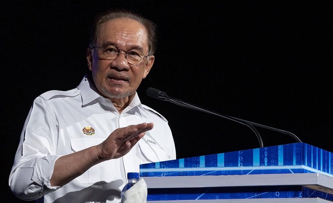 Image from: Utamakan rakyat! PM Anwar janji kekal harga minyak RM1.99, tekad lindung golongan bawahan