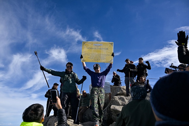 Image from: Semangat luar biasa! Tengku Hassanal berjaya tawan puncak Gunung Kinabalu