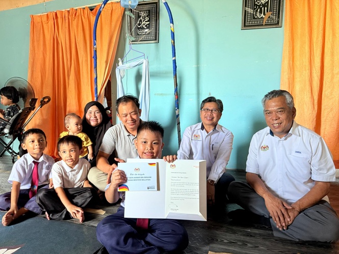 Image from: PM Anwar tunai janji balas surat adik Nanang, hadiahkan buku, beg sekolah & basikal