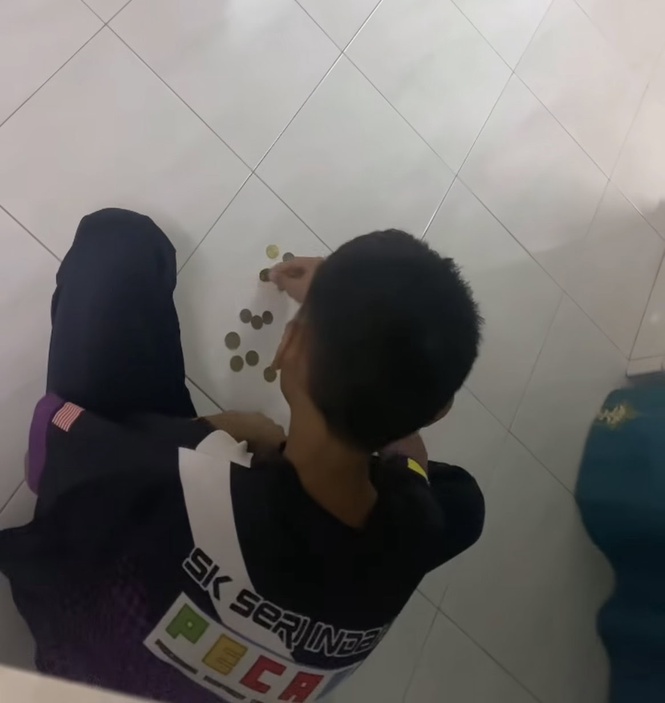 Image from: Video anak kira duit syiling, Kamal Adli prihatin hulur RM100 – “Minta nasi ayam terpaksa cakap tiada duit”