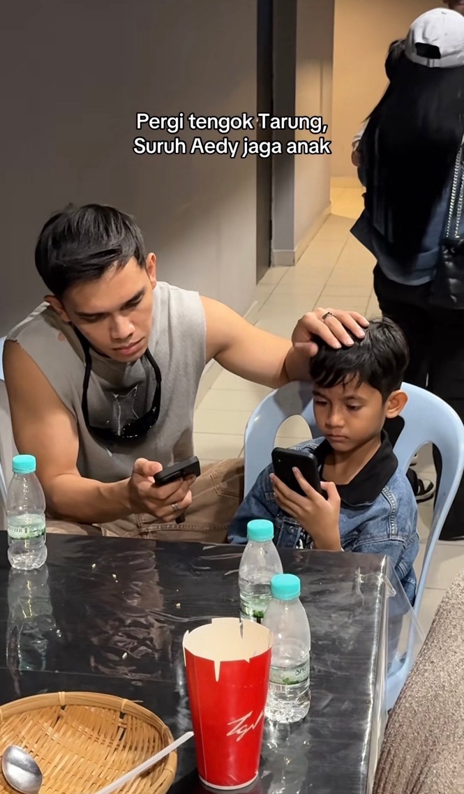 Image from: Netizen tersentuh lihat Aedy Ashraf usap kepala budak – “Dia rindu zaman kecilnya”