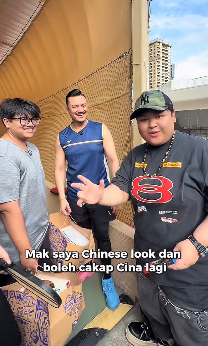 Image from: Terima hadiah hari jadi, Cik B nak ‘kenenkan’ Fazley Yaakob dengan DSV – “Mak saya Chinese look”