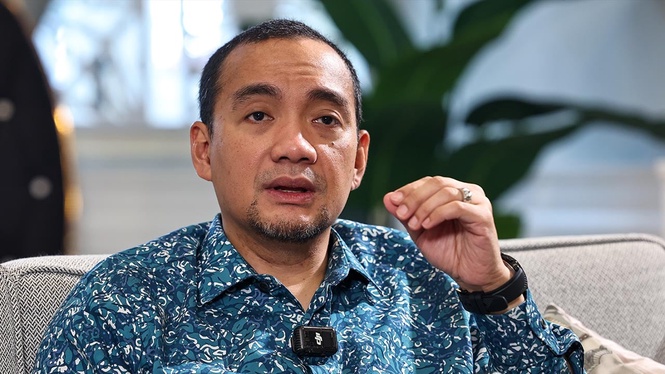 Image from: “Presiden anda tiap-tiap minggu duduk sebelah Setiausaha Agung DAP” -Loke