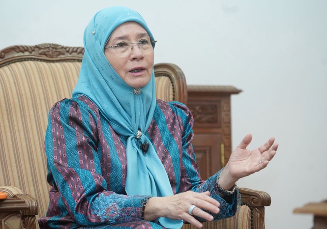 Image from: Tunku Azizah akui mahu menantu anak raja, namun terima pilihan Tengku Hassanal -“Beragama, berpelajaran…”