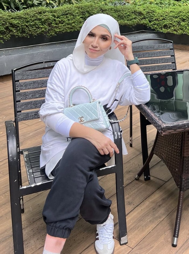 Image from: Shikin Maembong tampil berhijab, peminat doa kekal istiqamah – “Hadiah birthday untuk suami”