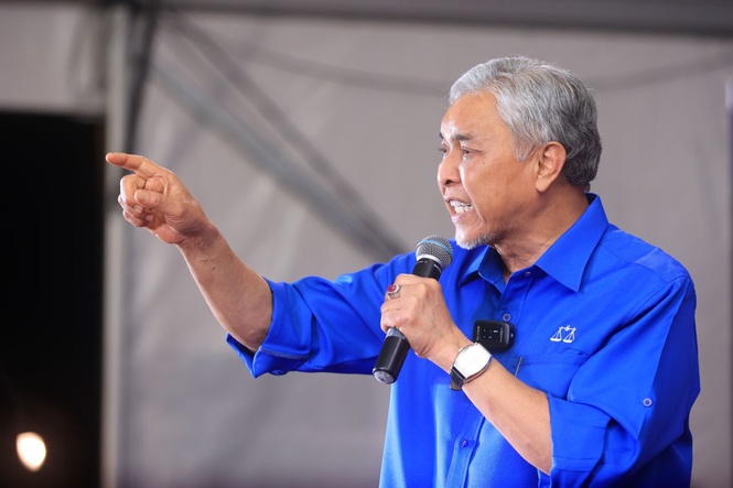 Image from: Isu poster Rosmah: Zahid tegur pemimpin DAP -“Kawan-kawan kita ini kurang modal ke?”