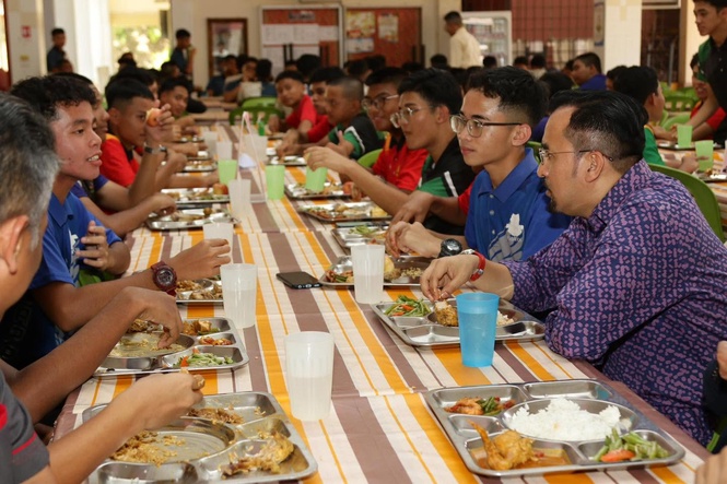 Image from: Kurang aduan makanan di MRSM, Asyraf Wajdi dakwa usaha ‘pecahkan kartel’ mula berkesan