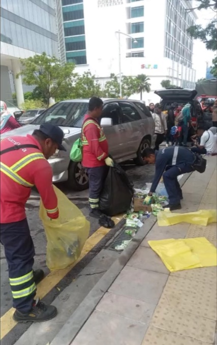 Image from: Jangan tinggal sampah merata-rata! Cinta kepada negara bukan sekadar kibar Jalur Gemilang – Kor Ming