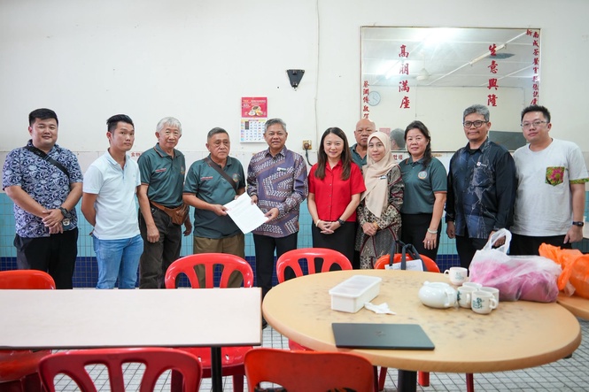 Image from: Hanya RM30 sebulan sahaja! DBKL permudah permit meja dan kerusi di kaki lima