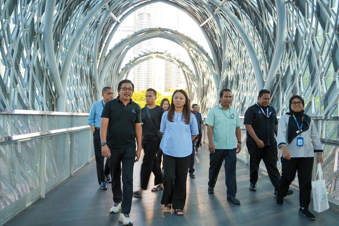 Image from: Nak rakyat berjalan kaki? Pastikan selamat! Hannah Yeoh turun audit laluan pejalan kaki Kampong Bharu