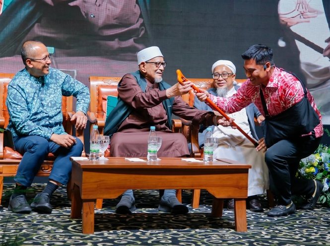 Image from: Laku RM16,500! Hasil bidaan tongkat Hadi Awang disalur untuk tabung PRN Melaka