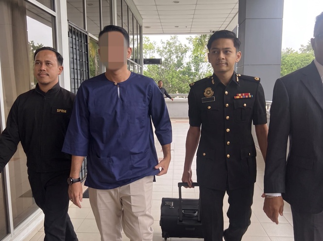 Image from: Pendakwah bebas tiba di mahkamah, berdepan pertuduhan seleweng dana NGO RM13 juta