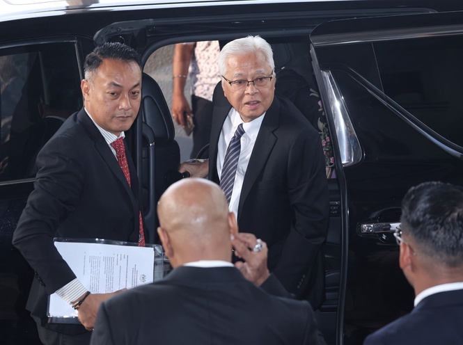 Image from: Ismail Sabri tinggalkan mahkamah, anak bayar ikat jamin RM300,000!