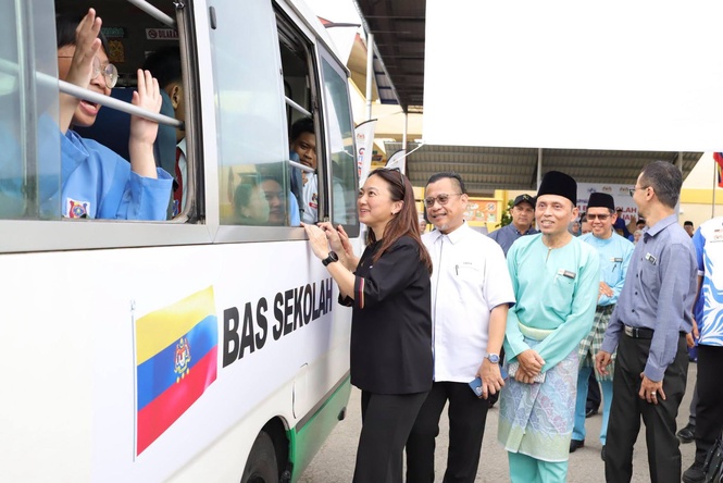 Image from: Masa depan tak sepatutnya disekat! Pengangkutan jadi halangan, 437 pelajar Labuan bakal dibantu – Hannah Yeoh