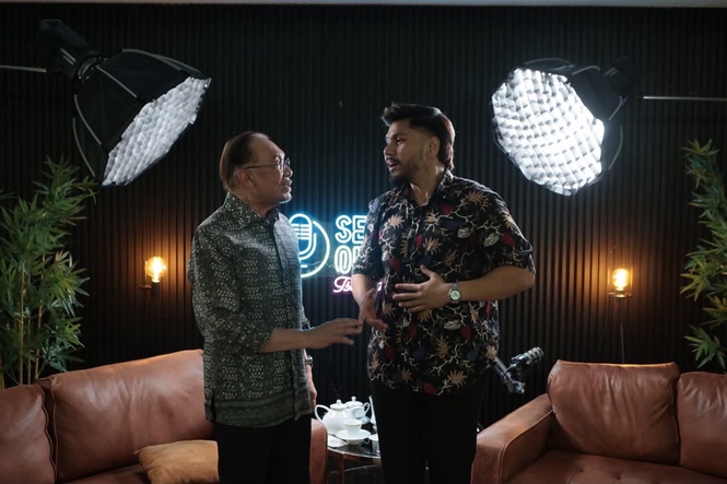 Image from: PM Anwar akui bukan bapa yang ideal, isteri sangat berjasa jaga keluarga