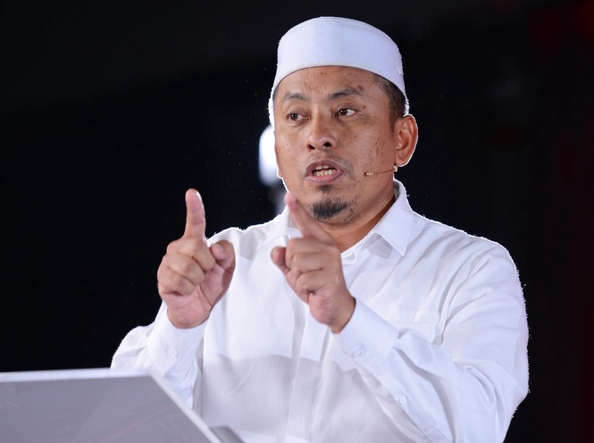 Image from: Kamu ada kuasa buatlah apa sahaja, tiba masa kamu pula di bawah nanti! – Fadhli Shaari