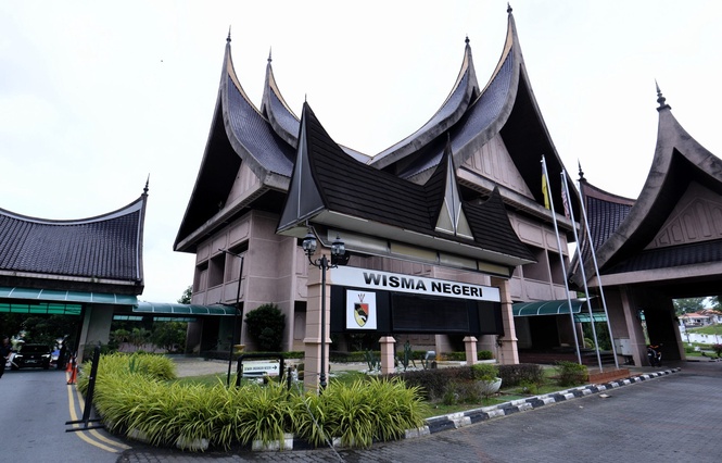 Image from: Polemik berterusan! Peguam perjelas pembatalan pelantikan Exco oleh Tuanku Muhriz sah, berperlembagaan