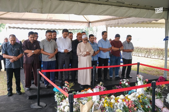 Image from: Abdul Hadi ziarah pusara Tun Hasmah, titip doa buat Allahyarhamah