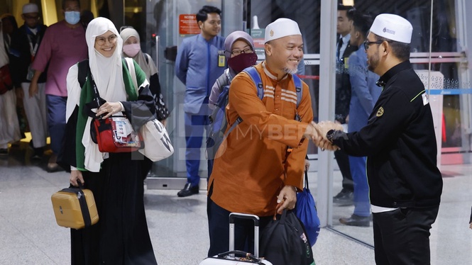 Kumpulan pertama jemaah haji selamat tiba di KLIA
