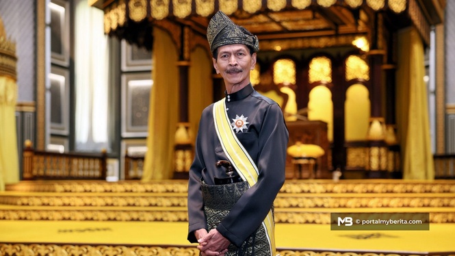 Pelakon Eman Manan kini bergelar Datuk