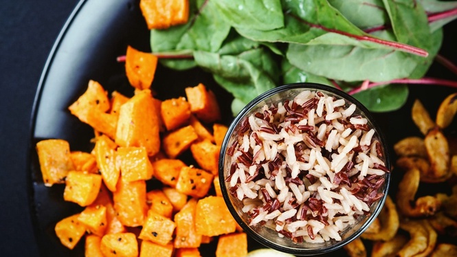 Higher Intake of Specific Plant Foods Linked to Lower Risk of Crohn’s Disease in a Large Study