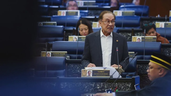 Perdana Menteri yang juga Menteri Kewangan, Anwar Ibrahim pada sesi Pertanyaan - Pertanyaan Bagi Jawab Lisan sempena Mesyuarat Ketiga, Penggal Kelima, Parlimen ke-15 di Bangunan Parlimen, Kuala Lumpur, hari ini.  - Gambar Bernama