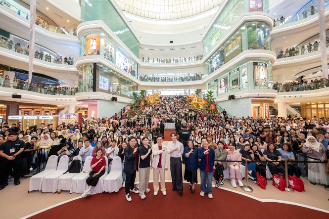 Lee Junho with CUCKOO Malaysia leaders and fans at the CUCKOOTOPIA Pop-up in Pavilion Bukit Jalil