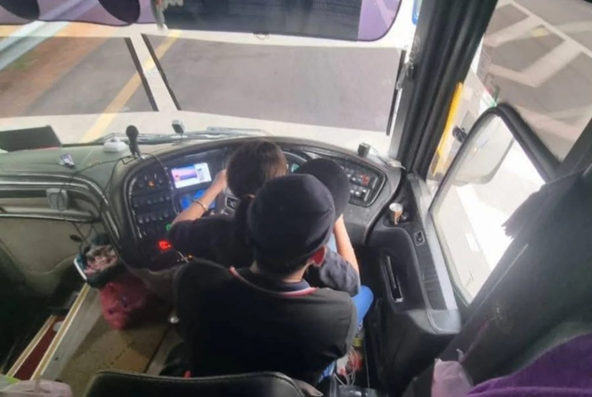 Image from: Police hunt bus driver, woman over viral dangerous driving incident