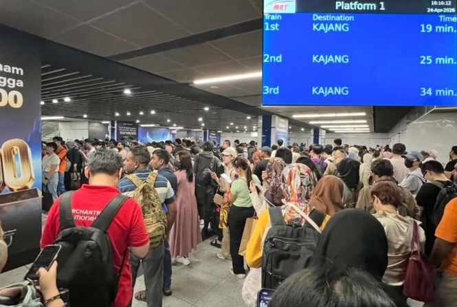 Image from: MRT Kajang Line delays spark commuter frustration after train fault