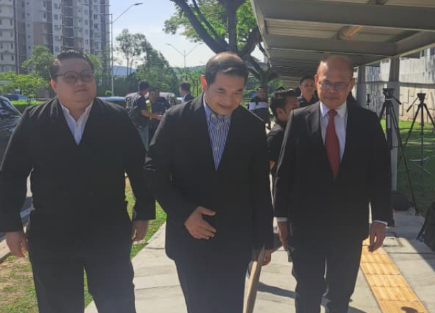Image from: Rafizi voluntarily returns to MACC with additional evidence in RM1.1 billion probe