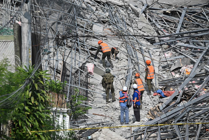 Image from: Malaysian killed by falling debris in Philippine building collapse