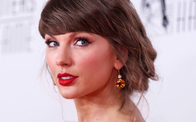 Image from: Taylor Swift becomes youngest woman in Songwriters Hall of Fame