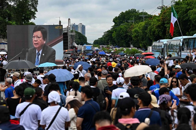 Image from: Thousands from Philippine sect protest pro-Duterte senator's looming arrest