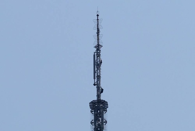 Image from: Pair climb to top of Empire State Building for apparent proposal