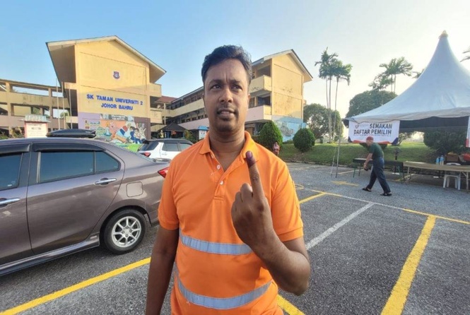 Image from: Singapore worker heads to polling centre early to cast his vote