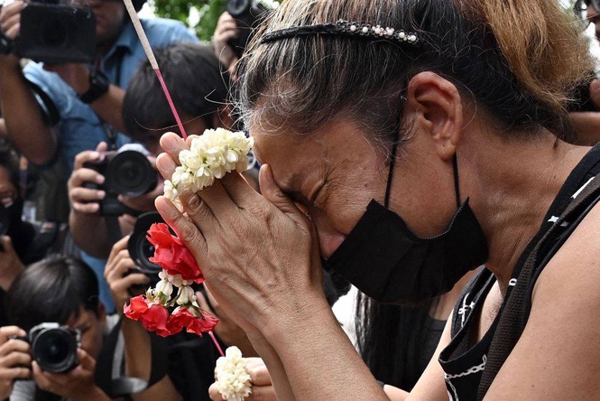 Image from: Families claim bodies as Bangkok fire toll rises to 30