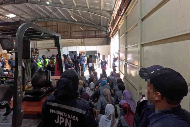Image from: 22 Indonesians jailed two months for using fake MyKad