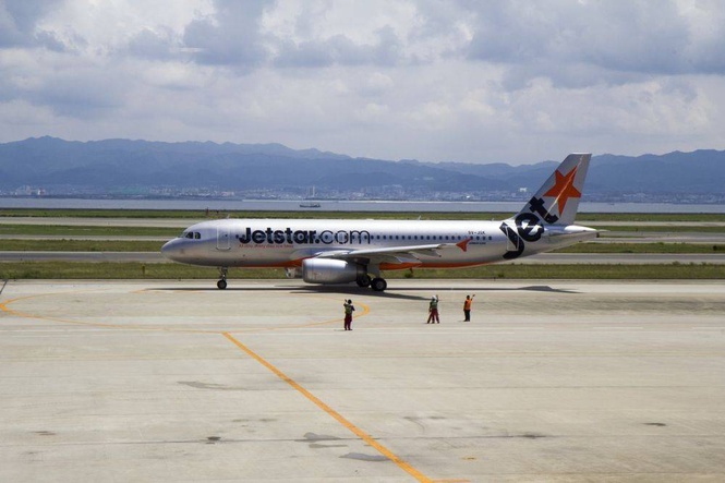 Image from: Crew member injured in near miss between planes on Sydney Airport runway