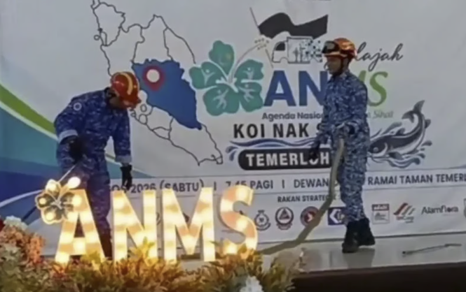 Image from: APM personnel dies after being bitten by king cobra during demonstration