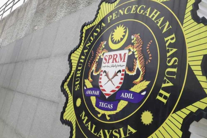 Image from: Former TH chairman, ex-Treasury sec-gen released from MACC remand