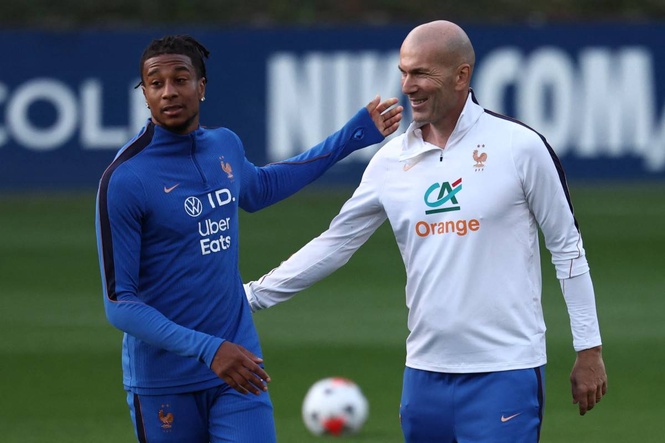 Image from: Zidane leads first France training session