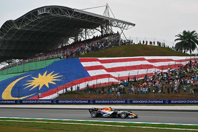 Image from: 261,000 fans pack Sepang for F1's historic comeback, 103,000 on Race Day