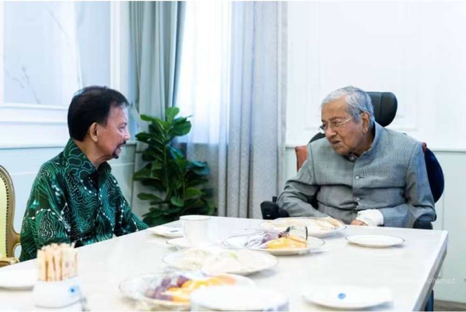 Image from: Brunei Sultan visits Tun M in IJN